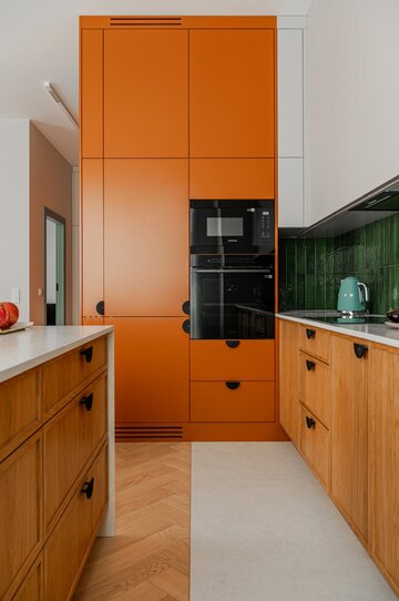 Projekt mieszkania na warszawskim Mokotowie autorstwa Deer Design to przykład spójnej aranżacji, w której funkcjonalność, kolor i jakość wykonania tworzą harmonijną, dopracowaną w każdym detalu przestrzeń do życia 