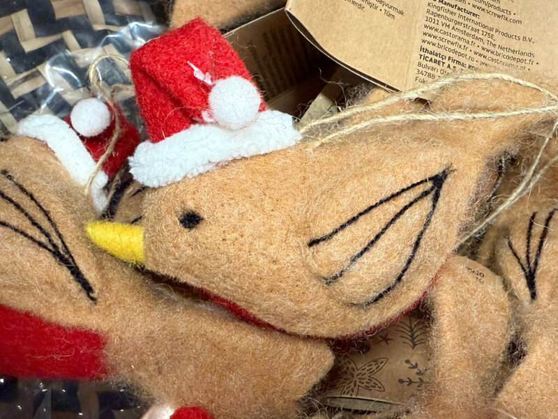 Miękkie ozdoby z filcu, polarowych tkanin i boucle to największy trend świąt 2025 — przytulne, lekkie i odporne na upadki. Idealne do domów z dziećmi i zwierzakami