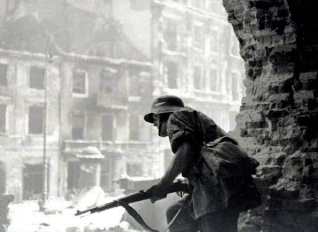 Godzina „W”, w którą 1 sierpnia 1944 r. rozpoczęło się Powstanie Warszawskie to: