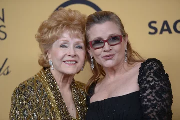 Carrie Fisher i Debbie Reynolds. W wieku 60 lat 27.12. 2016 roku zmarła Carrie Fisher, odtwórczyni roli księżniczki Lei z "Gwiezdnych wojen". Dzień później odeszła jej mama - Debbie Reynolds.