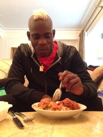 Mario Balotelli fryzurami specjalnie nie szokuje. Ale zmienia je tak często, że warto o nim wspomnieć (fot. Facebook.com)