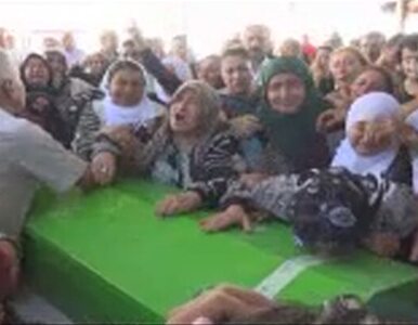 Miniatura: Turcy pożegnali ofiary zamachu w Suruc