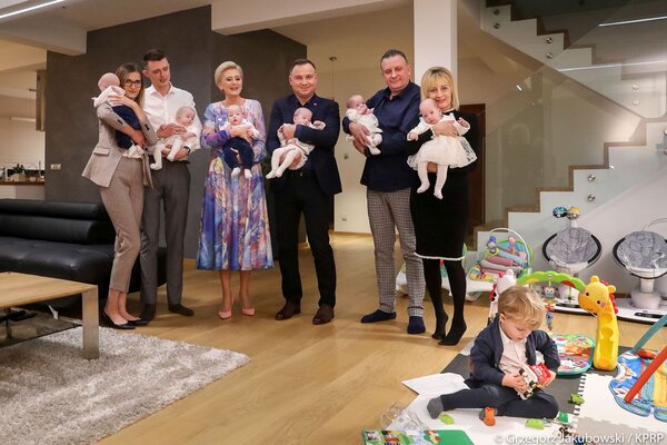 Miniatura: Para prezydencka z wizytą u sześcioraczków