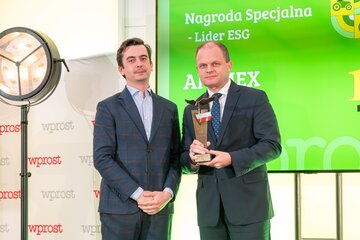 Łukasz Dominiak (z prawej) oraz&nbsp;wręczający nagrodę Szymon Krawiec, redaktor zarządzający Wprost