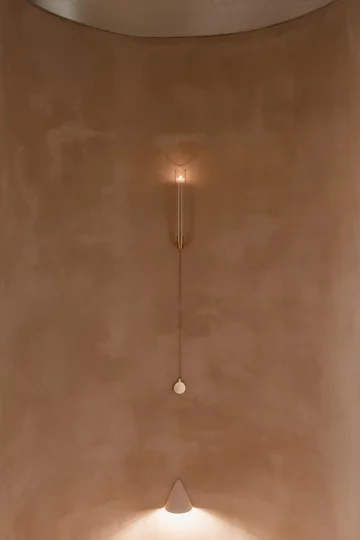 Rewitalizacja dawnej stolarni – projekt Clara Crous Arquitectura przywraca znaczenie materiałowi, światłu i oryginalnej strukturze budynku 