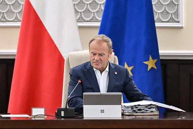 Miniatura: Tusk pod ostrzałem i w obronie. Politycy...