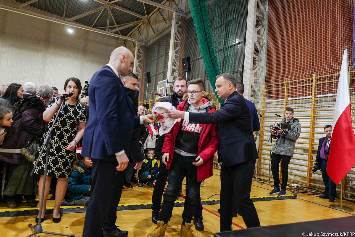 Nastolatek z transparentem podczas wizyty Andrzeja Dudy 