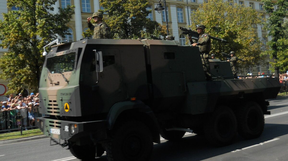 Samochód oddziałów obrony przeciwlotniczej oraz żołnierze wyposażeni w przeciwlotnicze zestawy rakietowe "Gtom" (fot.Marcin Lis)