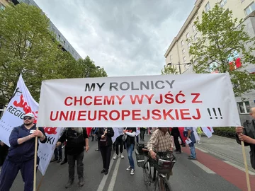 Transparenty na proteście rolników w Warszawie 