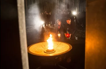 Andrzej Duda z żoną na cmentarzu w Bykowni (fot. Kancelaria Prezydenta/Twitter)