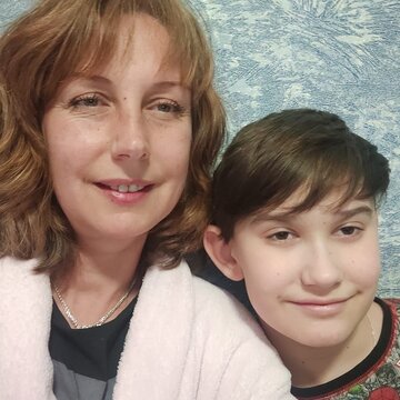 11-letni Maksym Browchenko pochodzi z&nbsp;Berdiańska, na&nbsp;zdjęciu z&nbsp;mamą Oksaną