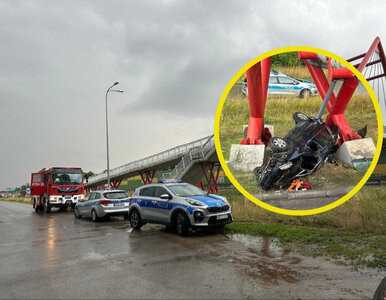 Miniatura: Wypadek koło Serocka. Auto dachowało i...