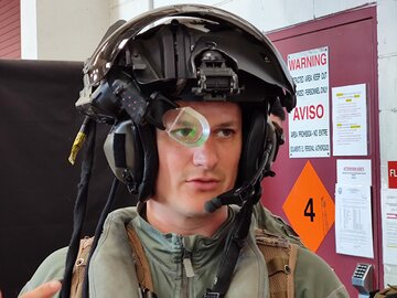 Pilot śmigłowca UH-1Y w&nbsp;hełmie z&nbsp;modułem celowniczym