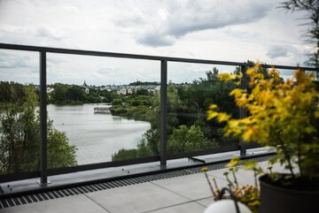 Projekt pracowni masz.design pokazuje, że ciemna kolorystyka, naturalne drewno i światło mogą stworzyć wnętrze pełne spokoju, elegancji i ponadczasowego charakteru 