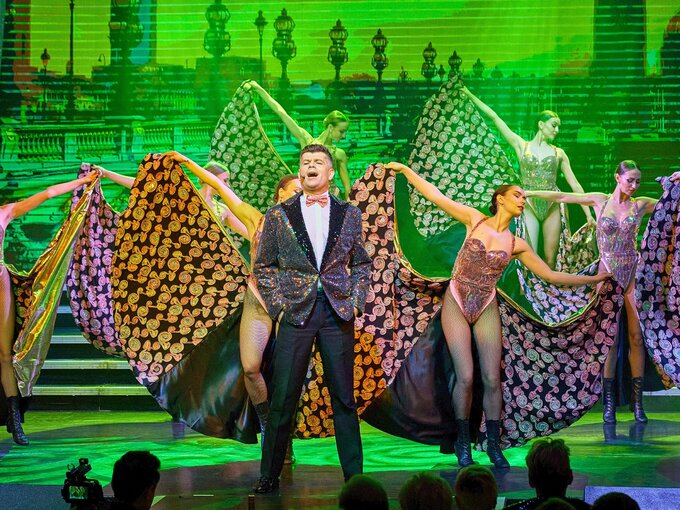 Teatr Sabat odwołuje się w nim do tradycji kabaretu lat 20. i 30., stylu paryskiego Lido i nowoczesnego show rodem z Broadwayu