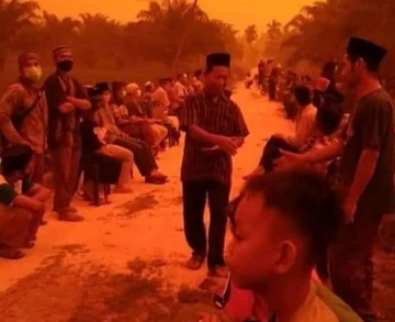 Czerwone niebo nad prowincją Jambi w Indonezji 