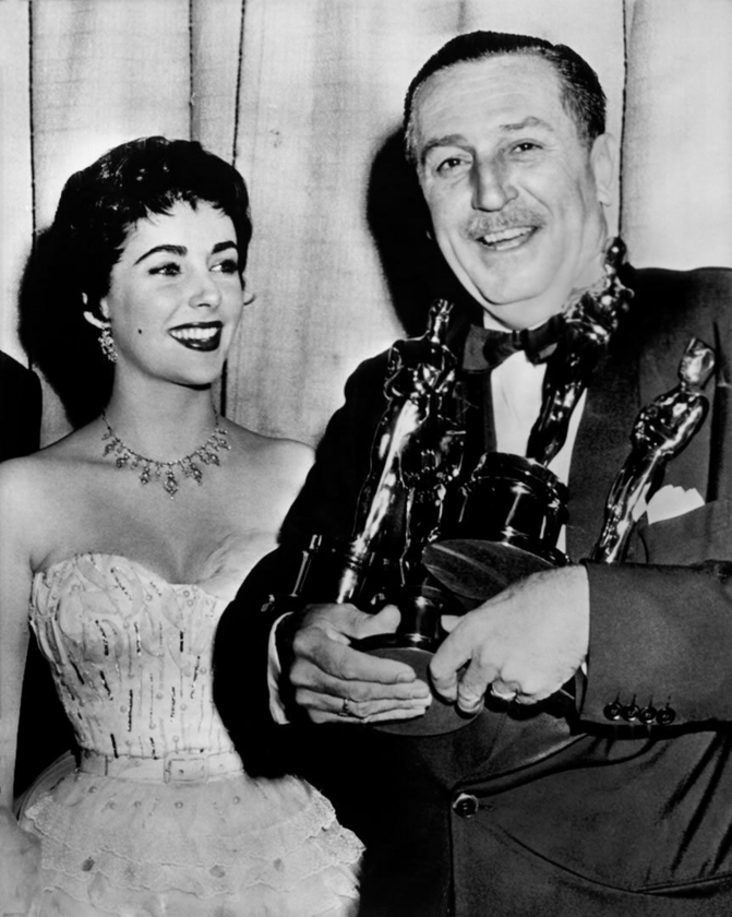 Walt Disney i Elizabeth Taylor 1954 rok. Walt Disney otrzymał cztery Oscary za: „Bear Country” (1953), „Przygody z muzyką” (1953), „The Alaskan Eskimo” (1953) i „Żyjąca pustynia” (1953).