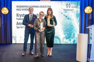 Krystyna Wechmann i&nbsp;Anna Hencka-Zyser: nagrodę wręczał Tomasz Latos, wieloletni przewodniczący sejmowej Komisji Zdrowia