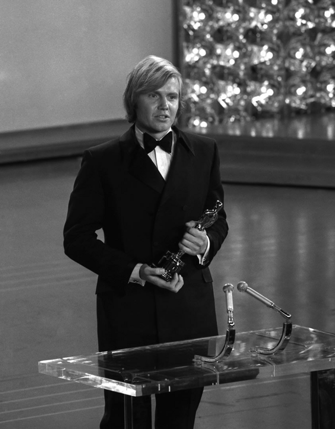 Jon Voight 1970 rok. Jon Voight przyjął Oscara w imieniu reżysera Johna Schlesingera za film za film „Nocny kowboj” (1969).