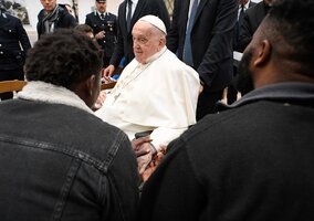 Miniatura: Nieoczekiwana wizyta Franciszka. Papież...
