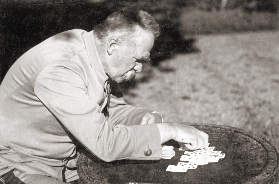 Józef Piłsudski gra w karty w 1930 roku 