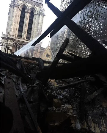 Wnętrze katedry Notre Dame po pożarze 