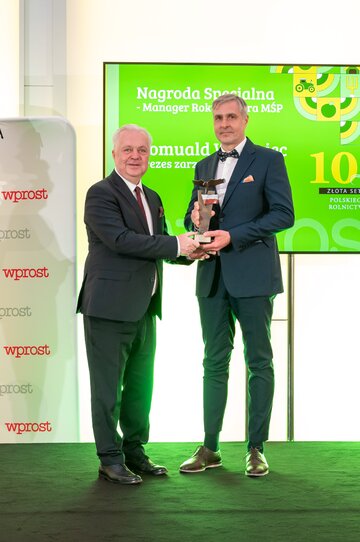 Romuald Wołyniec (z prawej) oraz&nbsp;wręczający nagrodę Jacek Czerniak, wiceminister rolnictwa