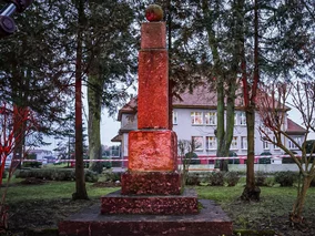 Miniatura: Sowiecki pomnik w Maszewie obalony....