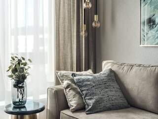 Zasłony z&nbsp;naturalnego lnu dodają wnętrzu ciepła. Projekt: Flow Interiors