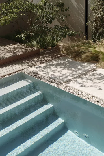 Inside Out Villa, dom jednorodzinny autorstwa pracowni MOKAA – dom, który otwiera się na ogród i redefiniuje współczesny komfort życia 