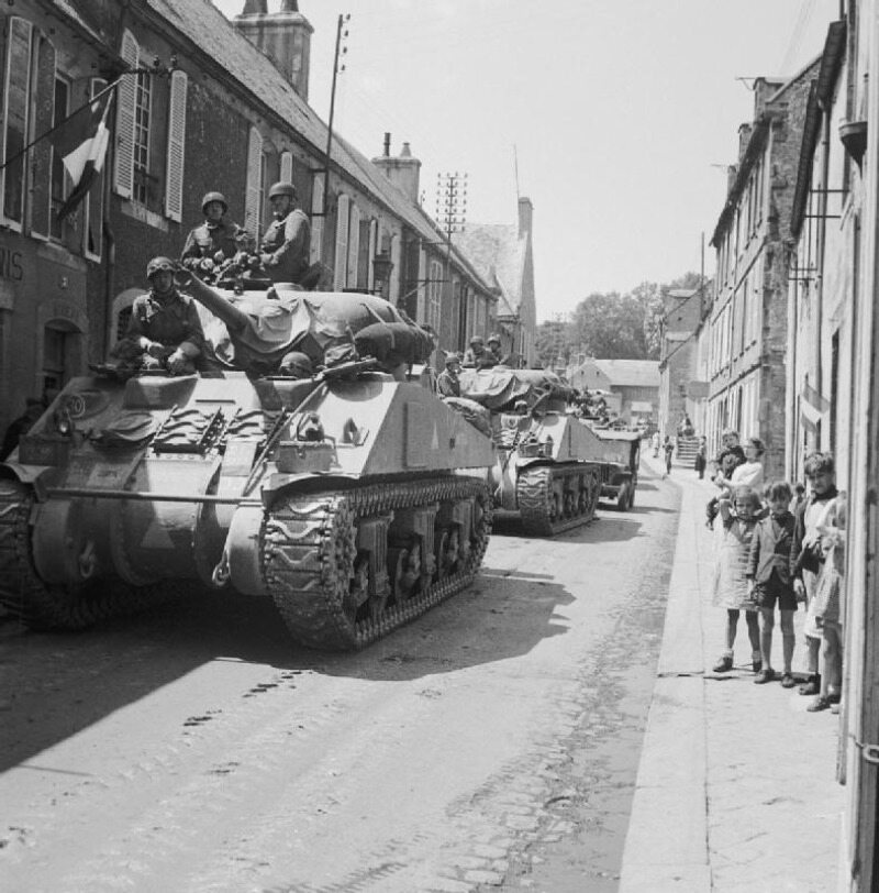 Brytyjski oddział pancerny na ulicach Bayeux. Była to pierwsza większa miejscowość w Normandii, którą wyzwolono spod okupacji niemieckiej. 