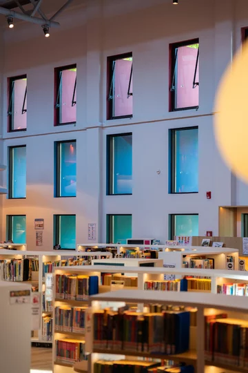 Szkolna biblioteka, projekt Studio Vapore Wnętrze szkolnej biblioteki