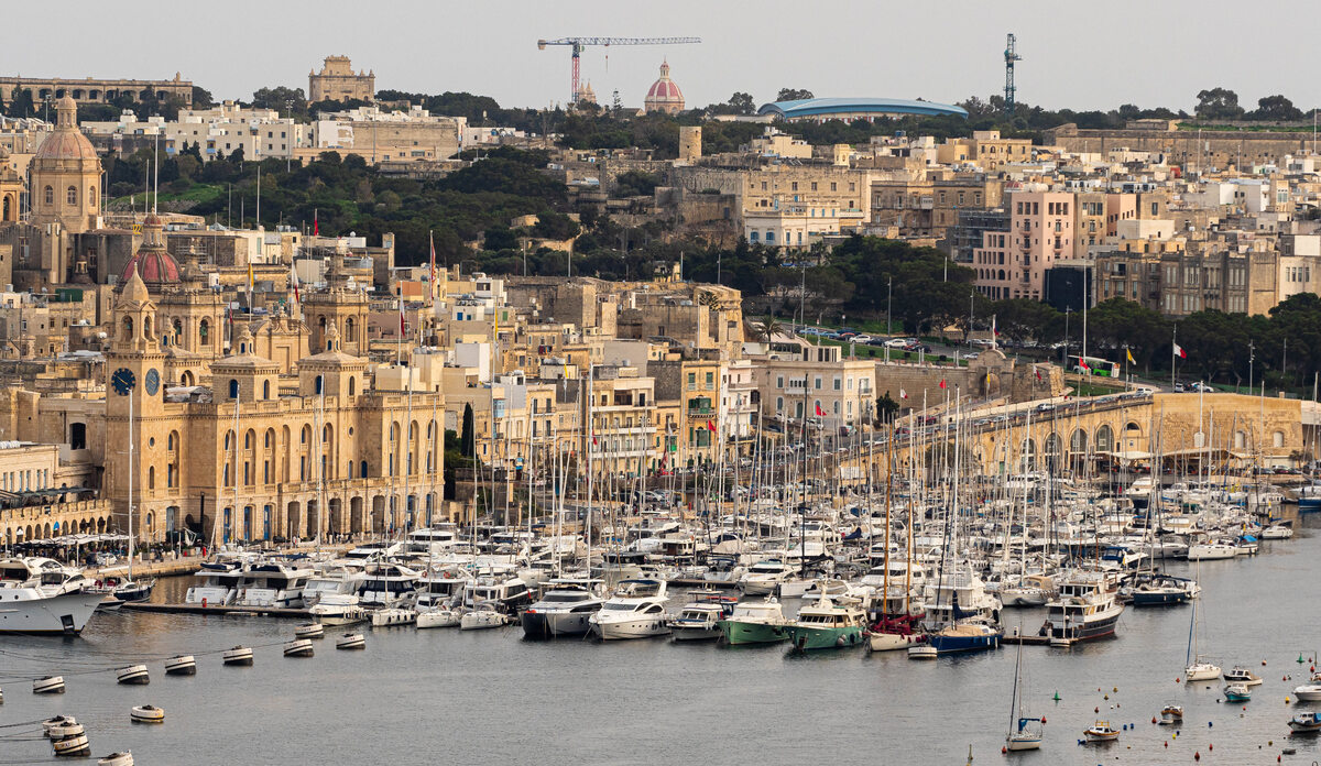 Panorama maltańskiego Trójmiasta Z górnego ogrodu Barrakka rozciąga się przepiękny widok na maltańskie Trójmiasto, w którego skład wchodzą Birgu, Cospicua oraz Senglea. Warto je odwiedzić nie tylko ze względu na malownicze i zachwycające uliczki, ale również wyjątkowy port.