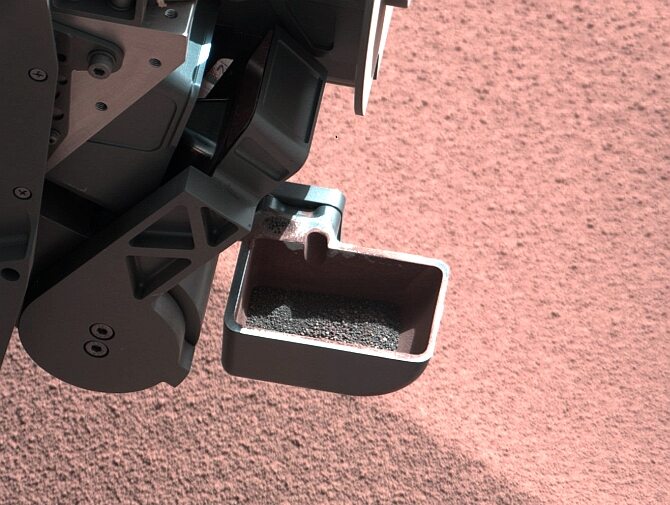 Zbiorniczek, do którego Curiosity zbiera próbki marsjańskiej ziemi. Później są one analizowane (fot. NASA/JPL-Caltech/MSSS)