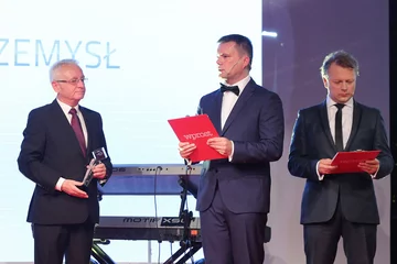 Innowatory „Wprost” 2015 Gala była zwieńczeniem V edycji rankingu najbardziej innowacyjnych polskich przedsiębiorstw prowadzonego przez tygodnik „Wprost” od 2011 r. Statuetki INNOWATORÓW trafiają do najlepszych firm w najbardziej dynamicznych sektorach gospodarki. Sektory te to: