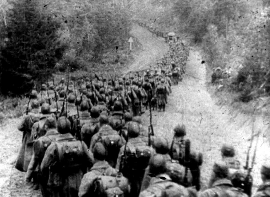 Kolumny piechoty sowieckiej wkraczające do Polski 17.09.1939 