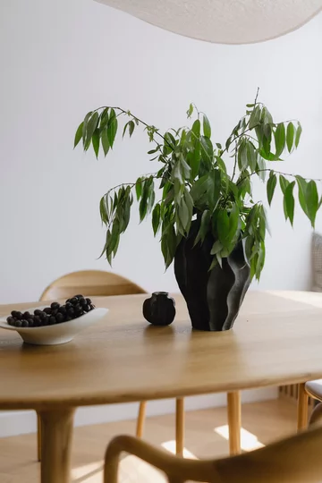 Projekt MIKOŁAJSKAstudio pokazuje, że styl japandi to nie tylko estetyka, ale przede wszystkim świadomie zaprojektowana przestrzeń sprzyjająca codziennemu komfortowi i wyciszeniu 