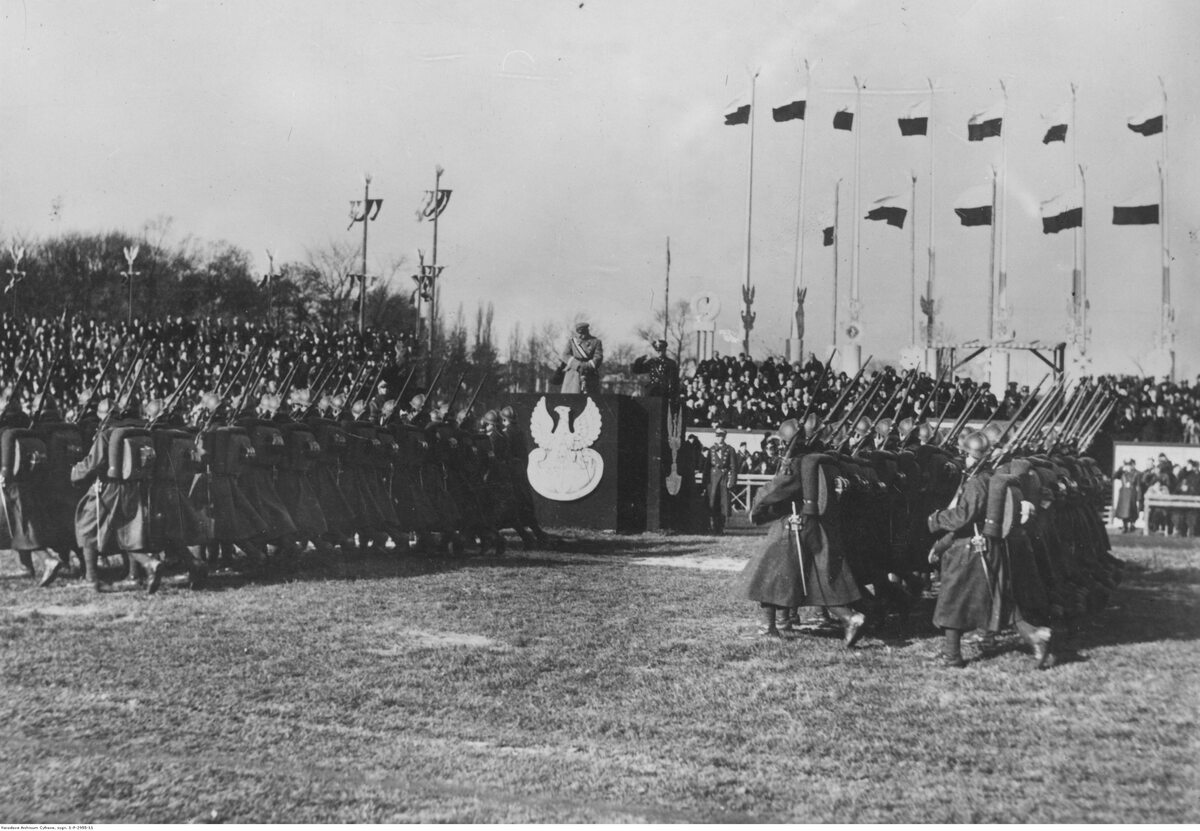 Marszałek Polski Józef Piłsudski przyjmuje defiladę oddziałów piechoty na Polu Mokotowskim w Warszawie Obchody Święta Niepodległości w 1934 roku