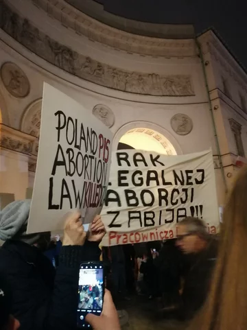 Plakaty i transparenty z marszu „Ani jednej więcej!” w Warszawie, 6.11.2021 r. 