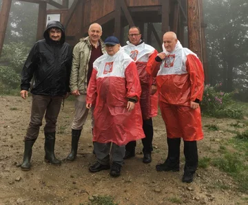 Jarosław Kaczyński i Joachim Brudziński na szczycie Koziarza 