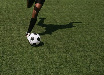 Ilustracyjne zdjęcie, piłkarz z piłką na boisku