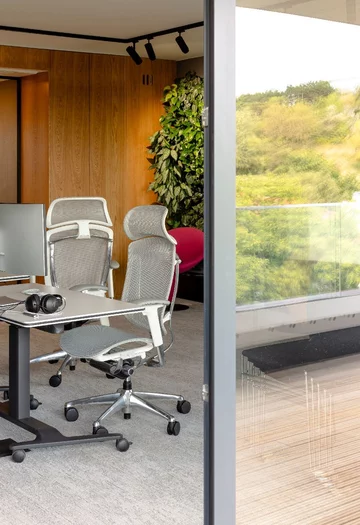 Biophilic design w przestrzeni biurowej – naturalne materiały, roślinność i światło dzienne tworzą środowisko sprzyjające koncentracji, dobrostanowi i komfortowi pracy, projekt: SAAN 