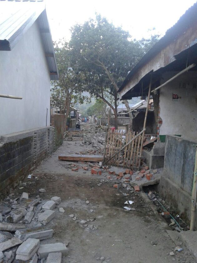 Skutki trzęsienia ziemi w Indonezji 