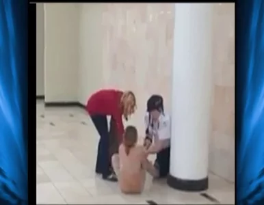 Miniatura: Zapasy toples w centrum handlowym....