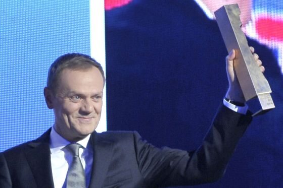 Donald Tusk z nagrodą "Człowiek Roku 2011" (fot. J. Kurnikowski, E. Niemiec/AKPA/materiały prasowe)