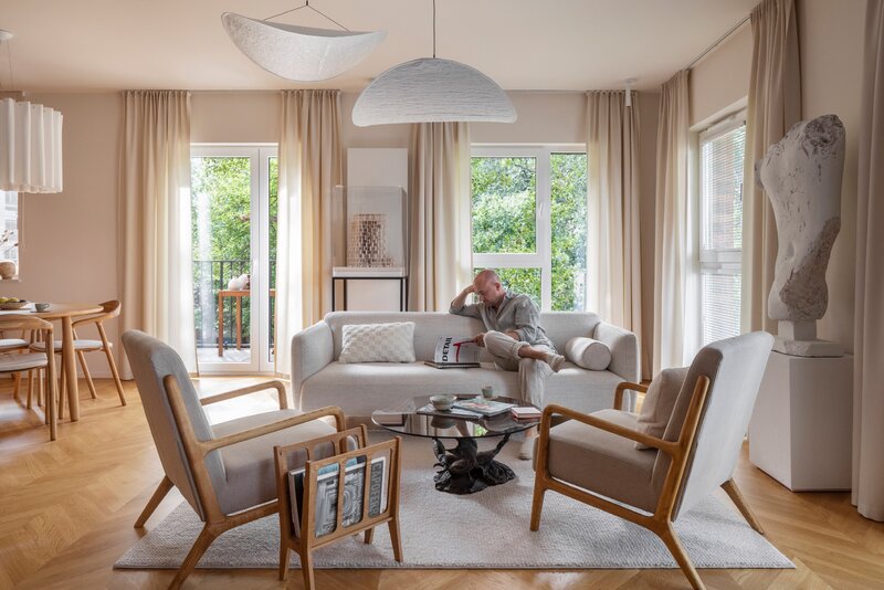 BXB studio stworzyło hybrydowe wnętrze w Warszawie – biuro i mikroapartament w jednym. Projekt zdobył European Property Awards 2025–2026