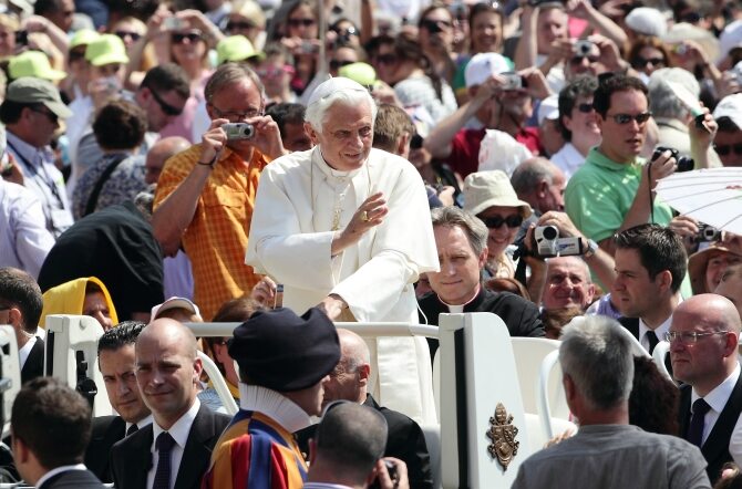 ...oraz kontrowersyjnych wypowiedzi samego Benedykta XVI (papież stwierdził m.in. że używanie prezerwatyw) (fot. Evandro Inetti / Newspix.pl)