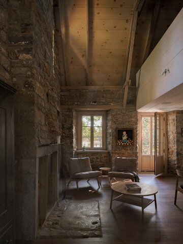 Maison Aub&eacute; w&nbsp;kanadyjskim Saint-Eustache to&nbsp;przykład wzorcowego połączenia XIX-wiecznego dziedzictwa z&nbsp;nowoczesną architekturą, kt&oacute;ra dyskretnie wtapia się w&nbsp;otaczający krajobraz