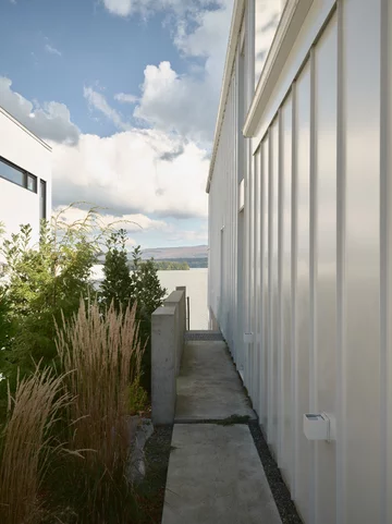 Komfortowy dom nad brzegiem jeziora, projekt MUUK Architecture 