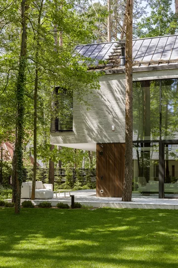 Dom Przenikający autorstwa Exterio Architektura to przykład nowoczesnej architektury, w której światło, natura i starannie zaprojektowana przestrzeń tworzą harmonijną całość 